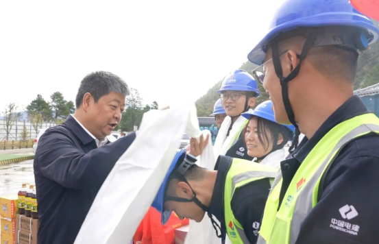 敖刘全看望慰问国庆中秋假期值班值守人员和一线工人