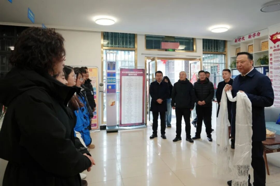 巴塔看望慰问节日期间值班备勤人员