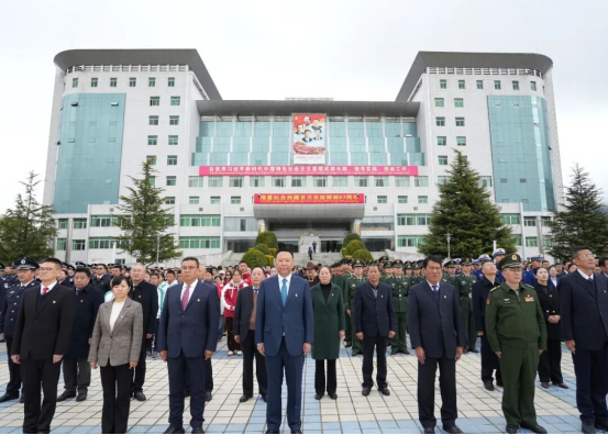 林芝市举行纪念西藏百万农奴解放67周年“升国旗、唱国歌”仪式