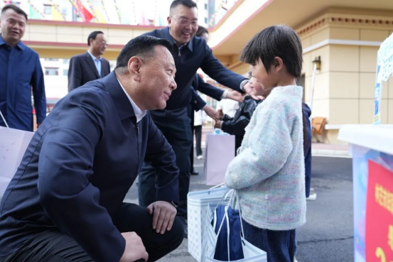巴塔 尹李峰“六一”看望少年儿童
