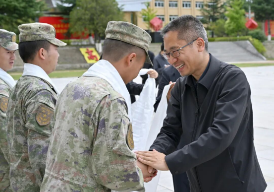 尹李峰 林科聪率队八一前夕看望慰问驻林部队官兵
