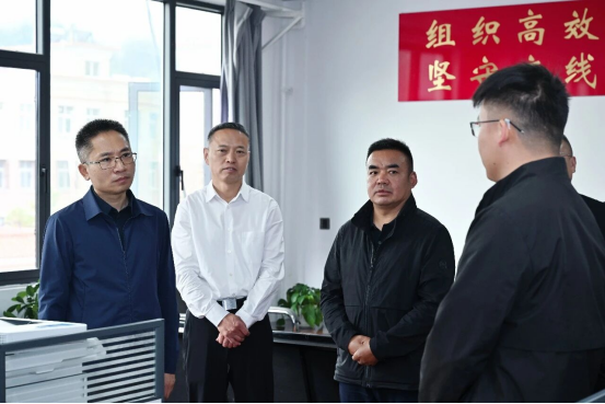 尹李峰在市移民安置管理局、市工区管委会调研