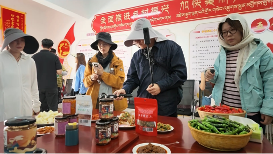 第六届藏博会主题采访活动走进朗县辣椒加工厂