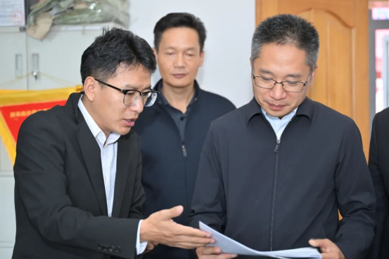 尹李峰在市交运局、统计局调研